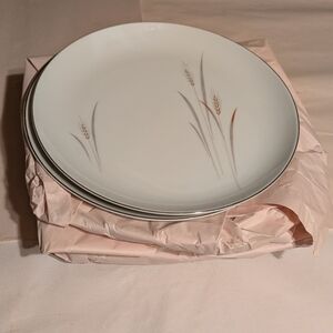Elegant White Dinner Plates with Wheat Design